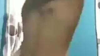 اثنين من الأولاد مثير مع الديوك الكبيرة يمارس الجنس مع الحمقى الوردي الرطب