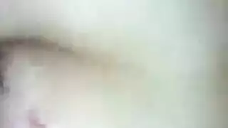 زوجة مثيرة تبلع السائل المنوي بعد مص قضيب تحت تأثير النبيذ