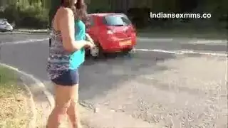 جميلة داكنة فاتنة تكشف عن فتحاتها المبلولة لمشهد إكس إكس إكس