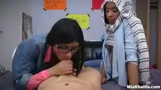 الإبن يتعلم كيف ينيك امه