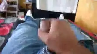 رجل شهواني يتطلع إلى منحنيات صديقته