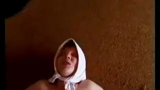 الام العجوز الميلف تجهز نفسها كالعروسة لانها المطلق