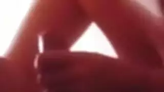 قطرات أثداء الشقراء تحصل على غطاء كريمي ألماني