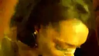 فتاة شقراء تبتلع القضيب بعمق ثم تركب عمود مالكها السميك