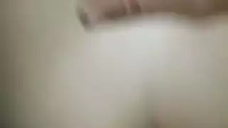 شابة مغربية ساخنة تدخل قنينة زجاج فكسها