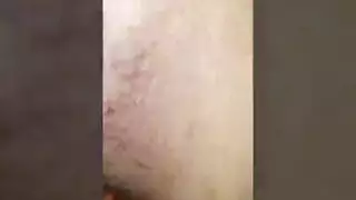 فاتنة لاتينا قرنية تمص قضيب خشبي عملاق بعنف