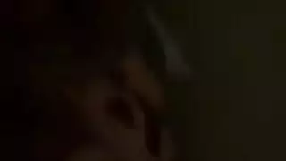 فتاة آسيوية تصل للنشوة بقوة باستخدام هزاز وعضو زجاجي