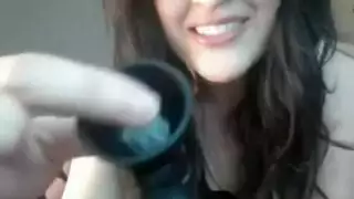 فحل أشقر يضرب أم كبيرة الثدي وسمراء في جلسة هاردكور