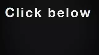 شقراء خائنة تأخذ ديلدو صديقتها عميقاً في مؤخرتها