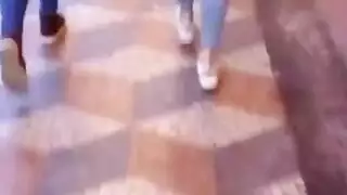 عاهرتان تتشاجران ثم تشاركان رجلاً في فيلم إباحي شرجي قاسٍ