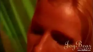 السمراء الممتلئة سينثيا سوانتند تأخذ ضربًا شرجيًا قاسيًا