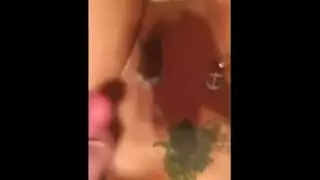 زوجة خائنة تبلع قضيبًا كبيرًا بينما يتجسس زوجها المخدوع