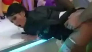 عاهرات سكرى في جلسة مص ساخنة مع قضبان سوداء كبيرة