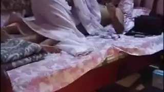 الشقراء غريتا تأخذ قضيبًا كبيرًا في كشك عام