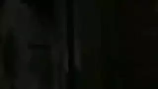 الفرخ الآسيوي في الزي الأسود هو الحصول على مارس الجنس أمام الكاميرا ، في وقت متأخر من الليل
