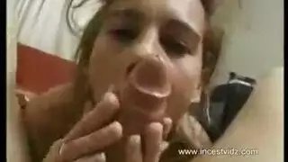 يلحس كسها علي الهاتف