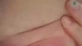 عذراء صغيرة تجرب أداء أول نكاح جماعي