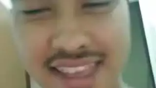 سائق للإيجار يصور جلسة جنس مثلية مكثفة داخل المركبة