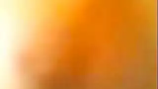 عنيف اوى اوى مع أمه