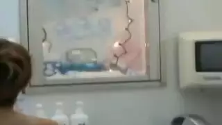 قضيبان، عاهرة سمراء واحدة: فعل ثلاثي متطرف