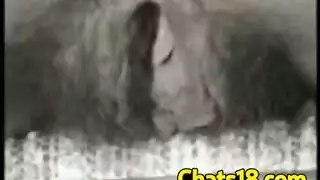 سيدة ناضجة جميلة في الفساتين الزرقاء يمسحها امرأة سمراء وقحة