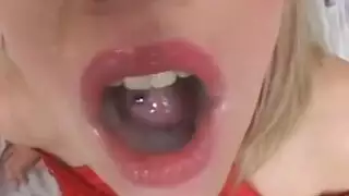 يصور حبيبته وهو بيبوسها