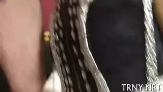 شيميل تأخذ عصابة من ثلاثة قضبان سوداء