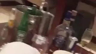 لاتينية تأخذ كل القضبان السوداء الثلاثة في فتحاتها