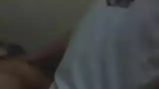 من فارغ إلى ممتلئ: جنس جماعي على أريكة التمثيل لفتاة طويلة