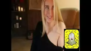 عاهرة صغيرة تستخدم سناب شات لإظهار فتحاتها والاستمتاع