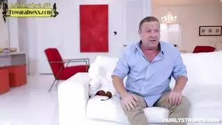 تصوير أحفاد لمشهد إباحي صريح بينما الجد غافل