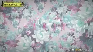 الأحفاد يمارسون النيك والجدة العجوزة لاتدري