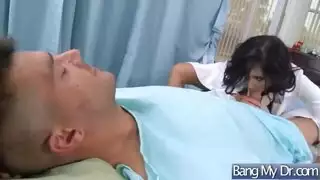 جنس عنيف مع الطبيب على معدات طبية