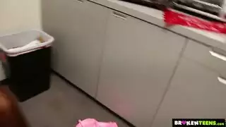 يريد وضع قضيبه في فمه الآن