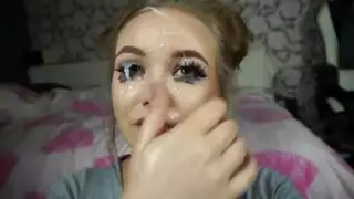 مراهقة تتوسل للحصول على قضيب صلب كبير في فمها