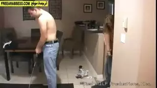 المراهق الشهواني يضرب أم صديقه في جلسة جنس عنيفة