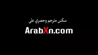 سيدة تنضف الحمام تستمني بفرشاة التنضيف