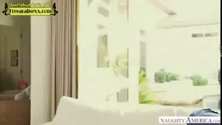 الزوجة الثرية تستمتع بعملية جماع جماعي مع شباب المسبح