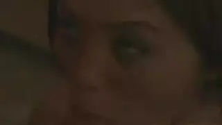 فتاة آسيوية تحصل على حفر جانبي صارم