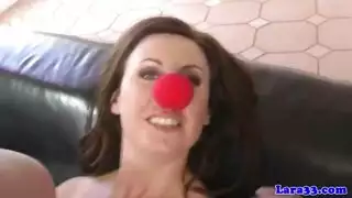 أم مثيرة تسيطر على مهرج في فيلم جنسي صريح