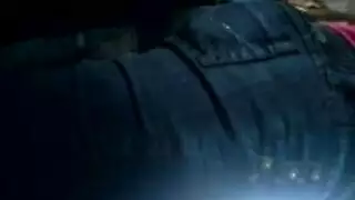 رئيس ينحني على المكتب لجنس مكتبي قاس