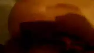 ملكة جانسي تستسلم: حلقها و كسها يمتلئان بالسائل المنوي
