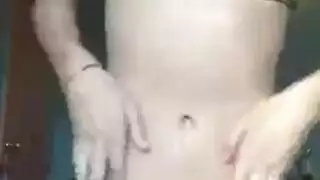 شقراء حمالة صدر اشتعلت استمناء