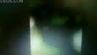مشهد جنس جماعي وحشي مع عدة قضبان منتصبة