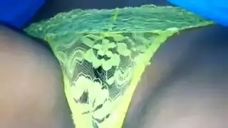 العاهرة الجرو تأخذ عظم سيدها بعمق