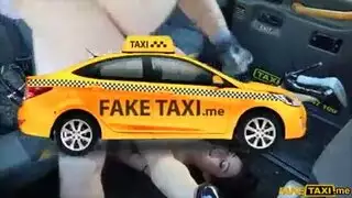 مراهقة تحاول الهرب