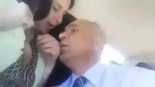 زوجة عربية بزازها كبيرة ترضع زوجها في السيارة من حلماتها البنية فيديو إباحي مجاني