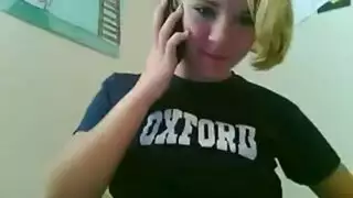 شقراء مراهقة تفتح ساقيها لعرض صريح إكس إكس إكس