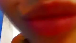 مراهقة هاوية تعرض جسدها المشدود لفيلم إباحي في الخارج