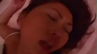 أصابع آسيوية تغوص عميقًا في كسها الزلق